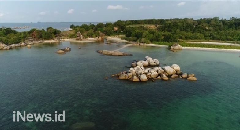 Keindahan Formasi Batuan Granit Di Pantai Tanjung Tinggi